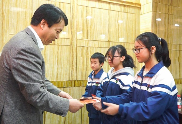 中國華融黨委副書記、監(jiān)事長胡建忠一行赴四川宣漢縣調(diào)研督導(dǎo)扶貧工作